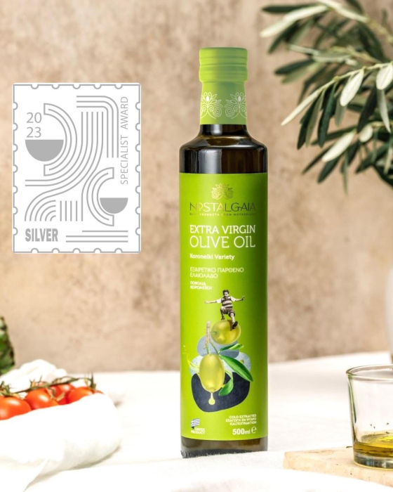 Nostalgaia – Ulei de măsline extravirgin – 750ml (sticlă). Obținut din soiul Koroneiki, cultivat în Peloponez. Presat la rece, cu gust echilibrat, aromă proaspătă și aciditate ≤ 0,2%. [2]