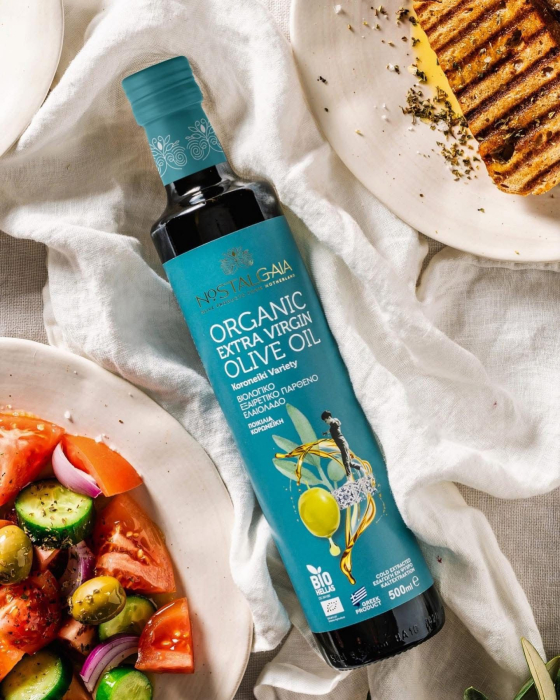 Nostalgaia – Ulei de măsline extravirgin Organic – 500 ml (sticlă). Obținut din soiul Koroneiki, cultivat ecologic în Peloponez. Presat la rece, cu gust echilibrat, aromă proaspătă și aciditate ≤ 0,3% [1]