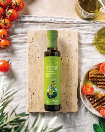 Nostalgaia – Ulei de măsline extravirgin – 750ml (sticlă). Obținut din soiul Koroneiki, cultivat în Peloponez. Presat la rece, cu gust echilibrat, aromă proaspătă și aciditate ≤ 0,2%.