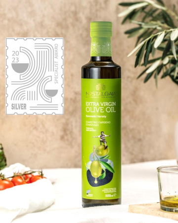 Nostalgaia – Ulei de măsline extravirgin – 750ml (sticlă). Obținut din soiul Koroneiki, cultivat în Peloponez. Presat la rece, cu gust echilibrat, aromă proaspătă și aciditate ≤ 0,2%. [1]