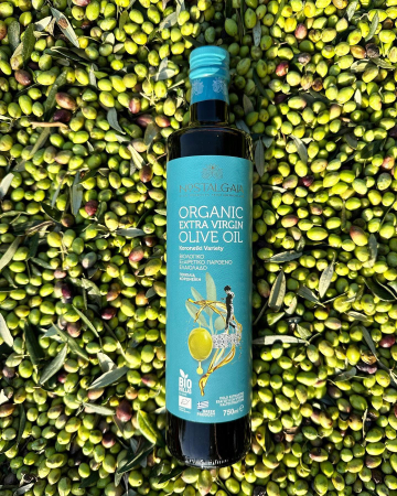 Nostalgaia – Ulei de măsline extravirgin Organic – 500 ml (sticlă). Obținut din soiul Koroneiki, cultivat ecologic în Peloponez. Presat la rece, cu gust echilibrat, aromă proaspătă și aciditate ≤ 0,3% [2]