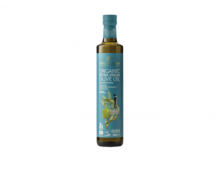 Nostalgaia – Ulei de măsline extravirgin Organic – 500 ml (sticlă). Obținut din soiul Koroneiki, cultivat ecologic în Peloponez. Presat la rece, cu gust echilibrat, aromă proaspătă și aciditate ≤ 0,3% [3]
