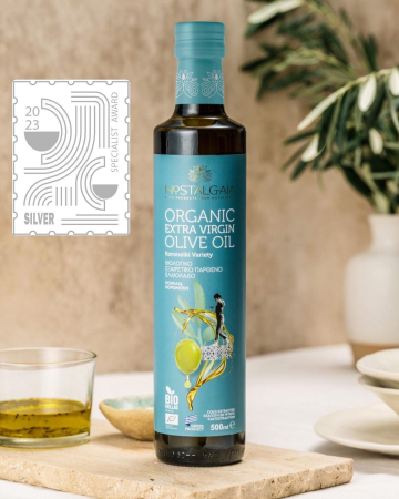Nostalgaia – Ulei de măsline extravirgin Organic – 500 ml (sticlă). Obținut din soiul Koroneiki, cultivat ecologic în Peloponez. Presat la rece, cu gust echilibrat, aromă proaspătă și aciditate ≤ 0,3% [4]