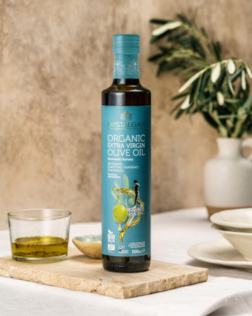 Nostalgaia – Ulei de măsline extravirgin Organic – 500 ml (sticlă). Obținut din soiul Koroneiki, cultivat ecologic în Peloponez. Presat la rece, cu gust echilibrat, aromă proaspătă și aciditate ≤ 0,3% [1]