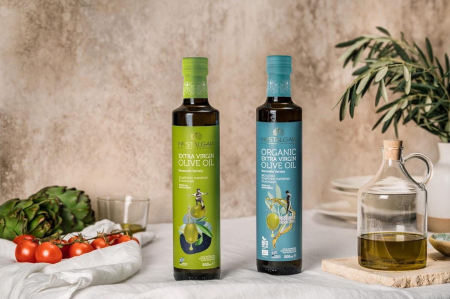 Nostalgaia – Ulei de măsline extravirgin Organic – 500 ml (sticlă). Obținut din soiul Koroneiki, cultivat ecologic în Peloponez. Presat la rece, cu gust echilibrat, aromă proaspătă și aciditate ≤ 0,3% [5]