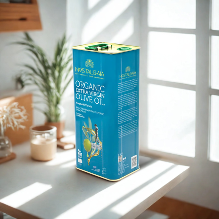 Ulei de măsline extravirgin - Nostalgaia – Ulei de măsline extravirgin Organic 3L cutie metalică. Obținut din soiul Koroneiki, cultivat ecologic în Peloponez. Presat la rece, cu gust echilibrat, aromă proaspătă și aciditate  0,3%