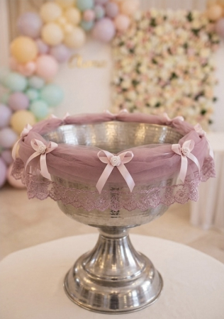 ARANJAMENTE BISERICA - Cristelniță de Botez Elegantă, Ornată cu Tule și Fundițe Delicate – Aranjament Profesional