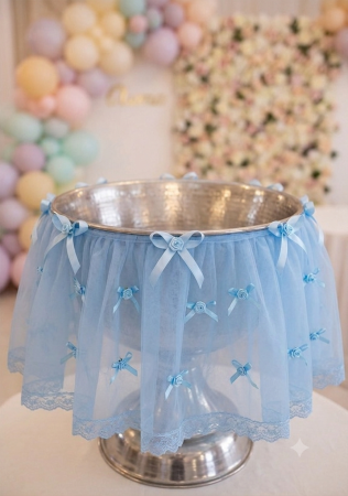 ARANJAMENTE BISERICA - Cristelniță de Botez Elegantă, Ornată cu Tule și Fundițe Delicate – Aranjament Profesional
