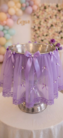 ARANJAMENTE BISERICA - Cristelniță de Botez Elegantă, Ornată cu Tule și Fundițe Delicate – Aranjament Profesional - Copie