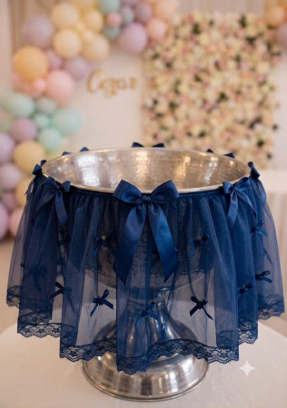 ARANJAMENTE BISERICA - Cristelniță de Botez Elegantă, Ornată cu Tule și Fundițe Delicate – Aranjament Profesional