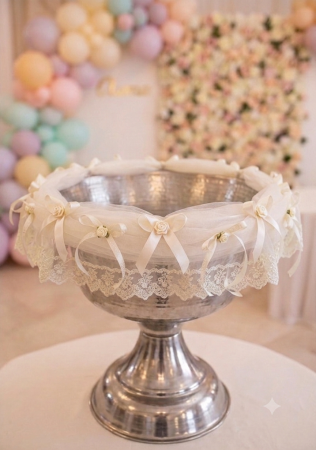 ARANJAMENTE BISERICA - Cristelniță de Botez Elegantă, Ornată cu Tule și Fundițe Delicate – Aranjament Profesional