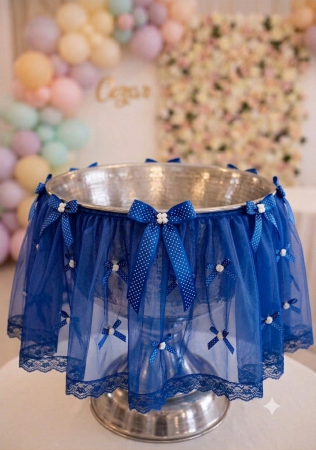 ARANJAMENTE BISERICA - Cristelniță de Botez Elegantă, Ornată cu Tule și Fundițe Delicate – Aranjament Profesional