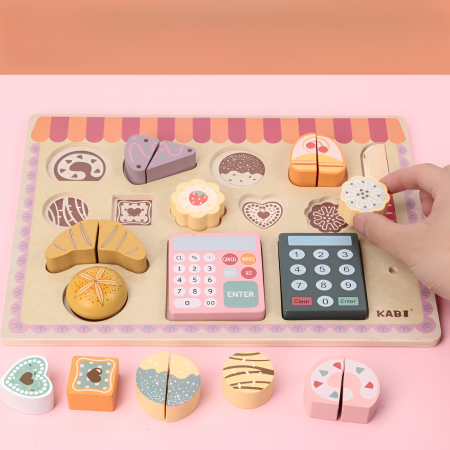Set Jucărie din Lemn „Bake Shop” – Brutărie și Patiserie pentru Copii, 36+ piese, Produse de Patiserie, Calculator, Bani și Card – Joc Educativ Montessori [3]