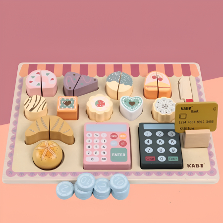 Noutati - Set Jucărie din Lemn „Bake Shop” – Brutărie și Patiserie pentru Copii, 36+ piese, Produse de Patiserie, Calculator, Bani și Card – Joc Educativ Montessori