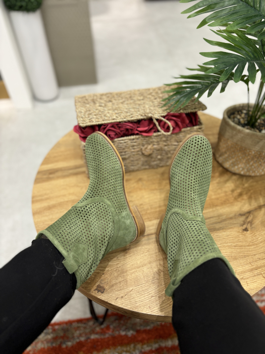 Cizme perforate din piele [4]