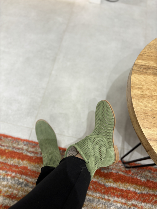 Cizme perforate din piele [5]