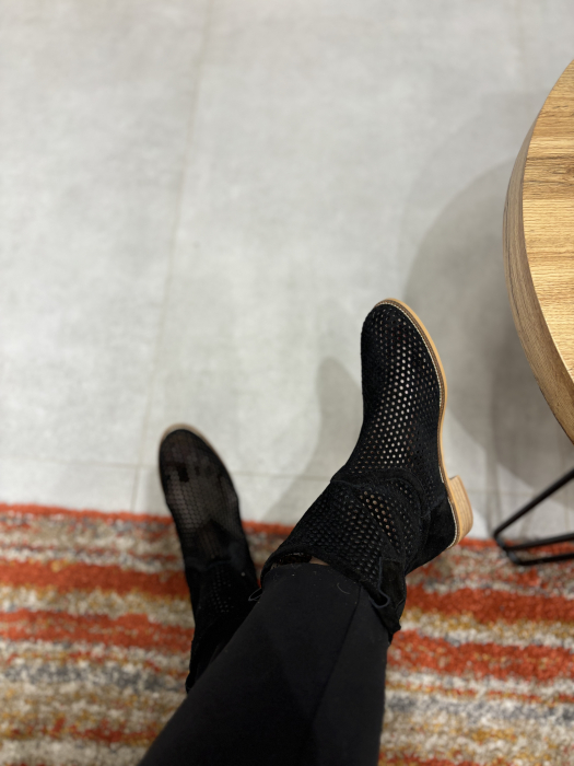 Cizme perforate din piele [5]