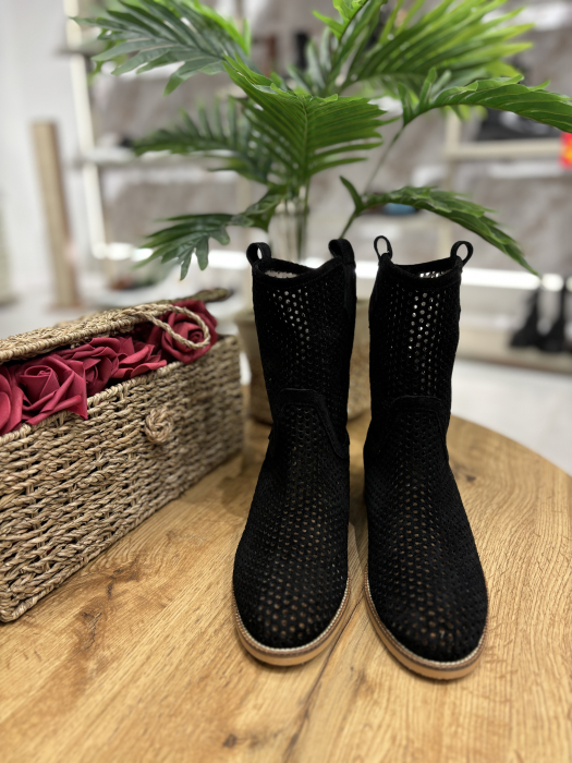 Cizme perforate din piele [3]