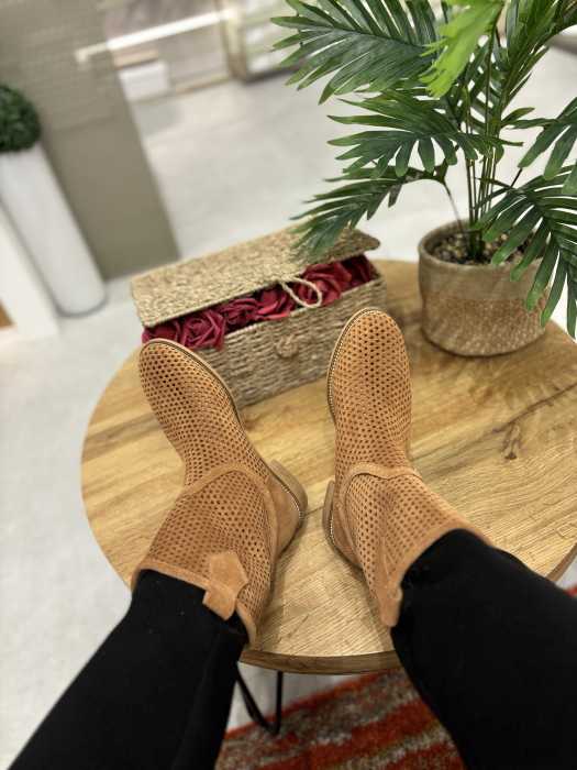 Cizme perforate din piele [5]