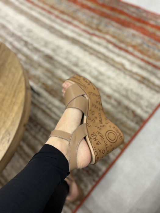 Sandale nude din piele cu platforma [3]