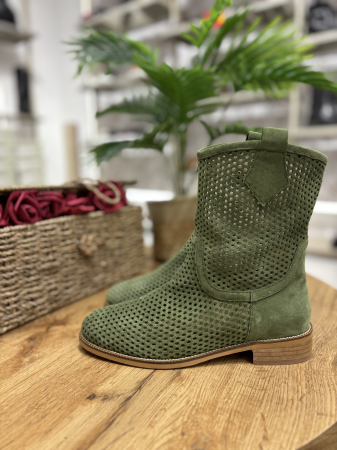 Cizme perforate din piele [1]