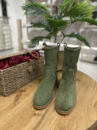Cizme perforate din piele [2]