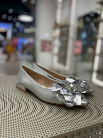 Pantofi cu talpa joasa - Balerini FLOWER argintii cu floare