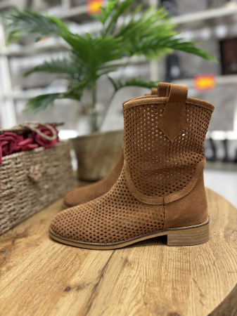Cizme perforate din piele [1]