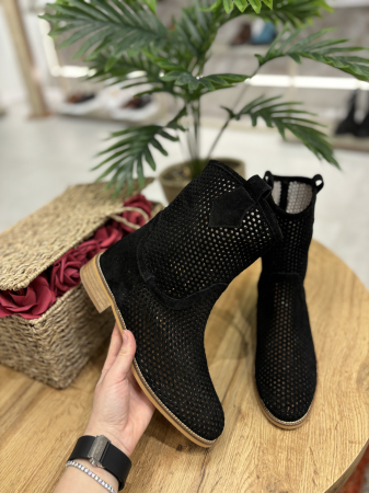 Cizme perforate din piele [1]