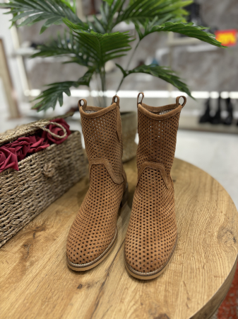 Cizme perforate din piele [2]