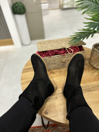 Cizme perforate din piele [3]