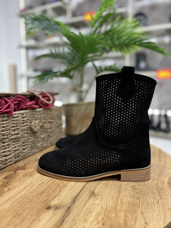 Incaltaminte - Cizme perforate din piele