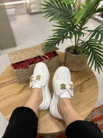 Incaltaminte - Mocasini albi din piele cu funda