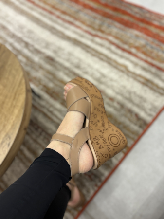 Sandale nude din piele cu platforma [2]