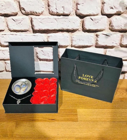 Accesorii - Set Cadou Pearl in Real Life – Scoică cu Perlă Reală, Colier și Trandafiri din Săpun – Cadou Romantic Premium