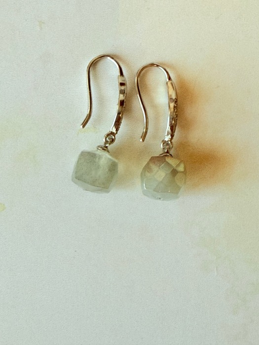 Cercei din Labradorit Premium – Intuiție și Eleganță Magnetică [4]