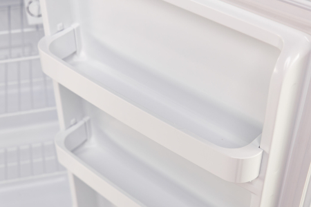 Frigider cu o usa VIVAX TTR-93E+, 93L, Clasa E, Termostat reglabil, Iluminare interioara, Compartiment gheata, Usa reversibila, Suprafata painted metal, 3 Rafturi metalice, H 85 cm, Alb [6]