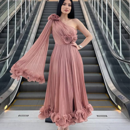 Rochii - Rochie elegantă roz pudră midi cu o mânecă și flori plisate – MelyFashion