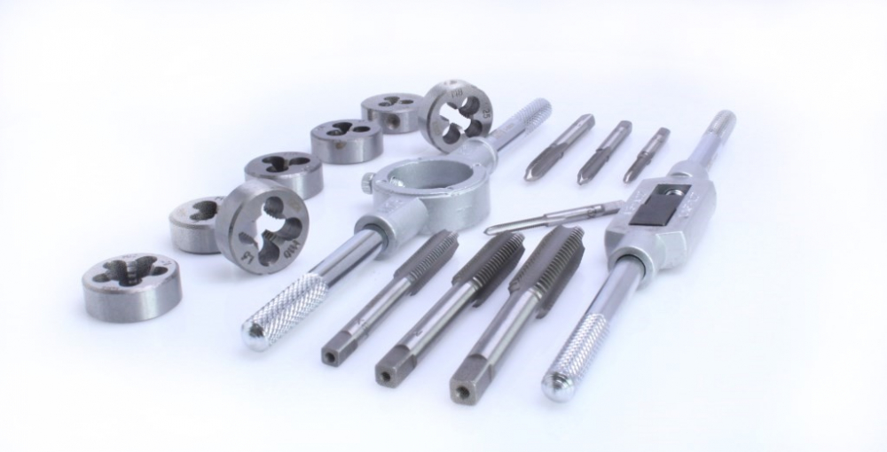 Set filiere si tarozi SATRA M3–M12, 16 piese, cu sisteme de prindere reglabile [3]