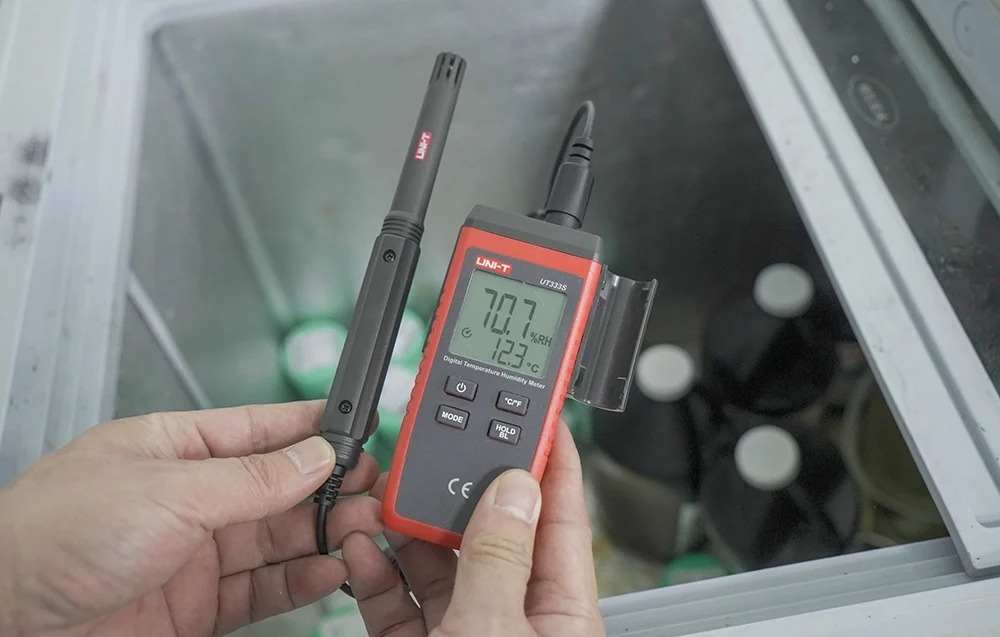 Termohigrometru digital portabil UNI-T UT333S -10°C ... +60°C cu senzor extern, cu Certificat de Etalonare Metrologica [7]