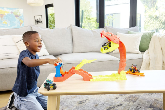 HOT WHEELS MONSTER TRUCK SET DE JOACA PISTA INVINGE SARPELE URIAS CU MASINUTA BONE SHAKER INCLUSA [4]