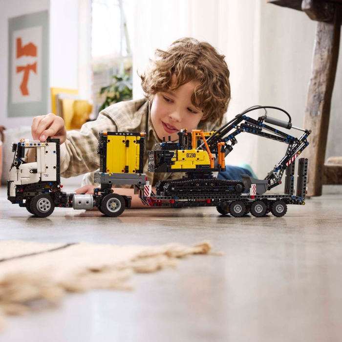 LEGO TECHNIC CAMIONUL FMX ȘI EXCAVATORUL ELECTRIC EC230 DE LA VOLVO 42175 [4]