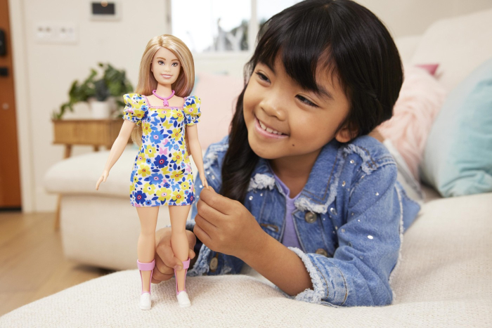 PAPUSA BARBIE FASHIONISTA BLONDA CU SINDROM DOWN [3]