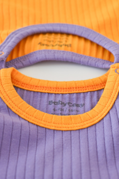 Set 2 body-uri fara maneci Ribana Bebe Unisex din bumbac organic si 5%elastan - Galben/Mov BabyCosy [2]