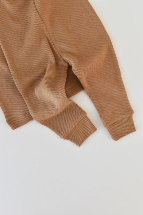 Set 3 piese: bluzita cu maneca lunga, pantaloni lungi si caciulita din bumbac organic si modal - Maro, BabyCosy [3]