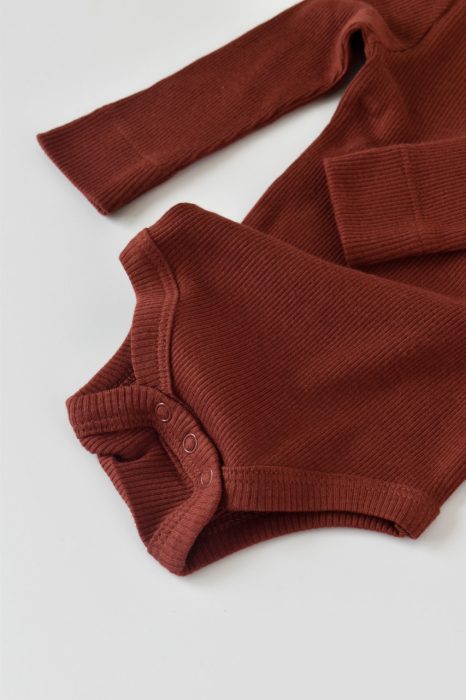 Set 3 piese: body cu maneca lunga, pantaloni lungi cu botosei si caciulita din bumbac organic si modal - Caramiziu, BabyCosy [4]