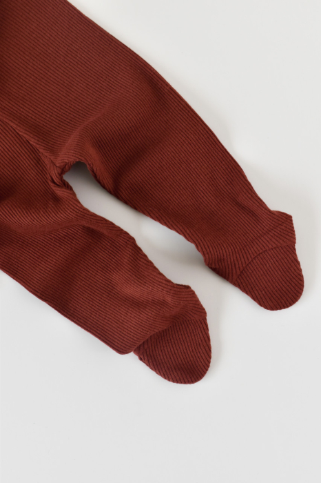 Set 3 piese: body cu maneca lunga, pantaloni lungi cu botosei si caciulita din bumbac organic si modal - Caramiziu, BabyCosy [2]