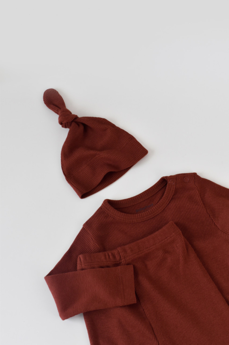 Set 3 piese: body cu maneca lunga, pantaloni lungi cu botosei si caciulita din bumbac organic si modal - Caramiziu, BabyCosy [3]
