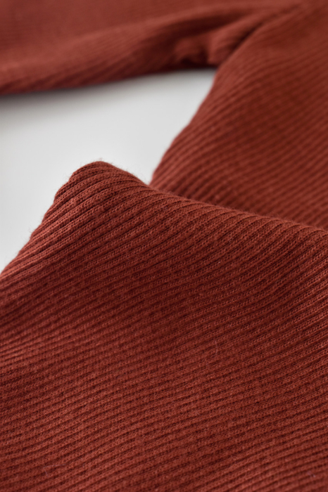 Set 3 piese: body cu maneca lunga, pantaloni lungi cu botosei si caciulita din bumbac organic si modal - Caramiziu, BabyCosy [7]