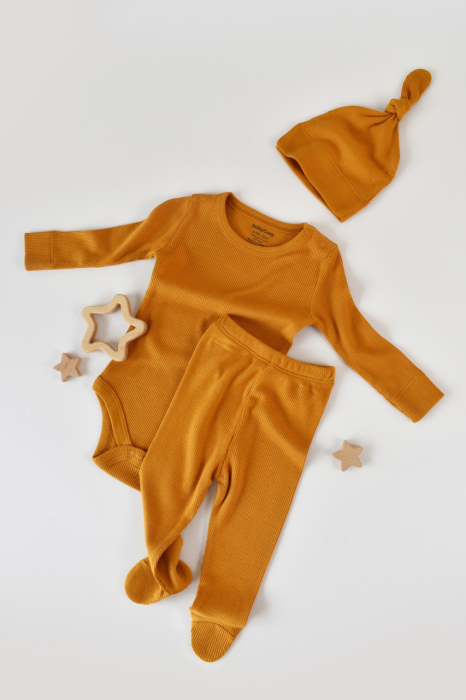 Set 3 piese: body cu maneca lunga, pantaloni lungi cu botosei si caciulita din bumbac organic si modal - Mustar, BabyCosy [2]